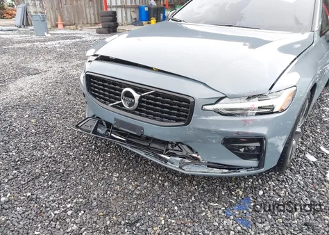 2022 Volvo S60 B5 Black Edition R-Design/B5 R-Design z USA, uszkodzony, nr VIN 7JRL12TM3NG174018